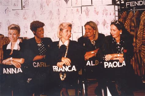 come vivono le sorelle fendi|The Five Fendi Sisters & the Women of the Fendi Family .